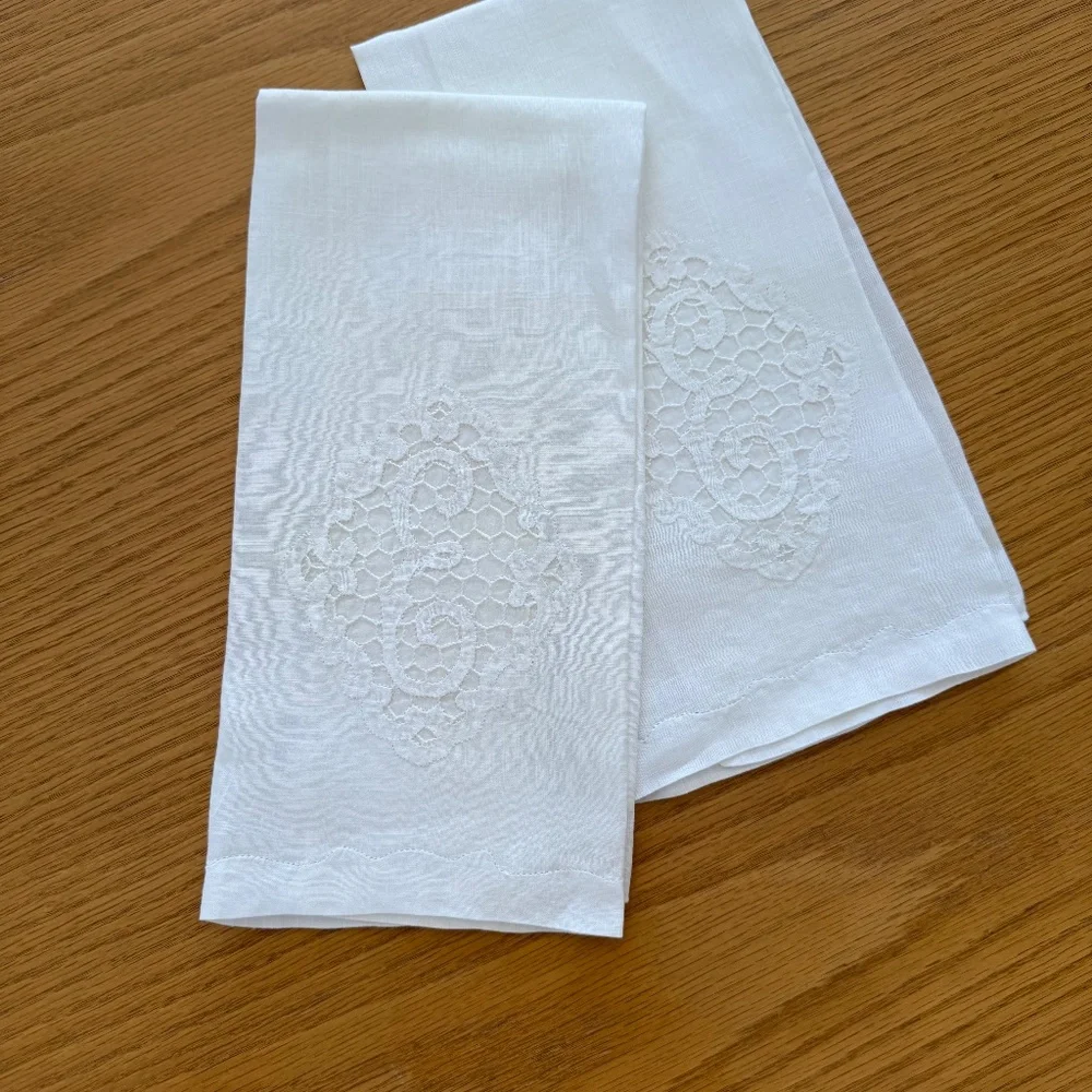 VINTAGE 2 SETS OF 2, HAND TOWEL AND FINGERTIP TOWELS.
